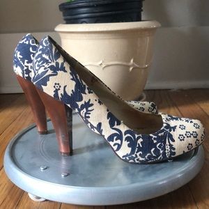Blue and cream paisley heels